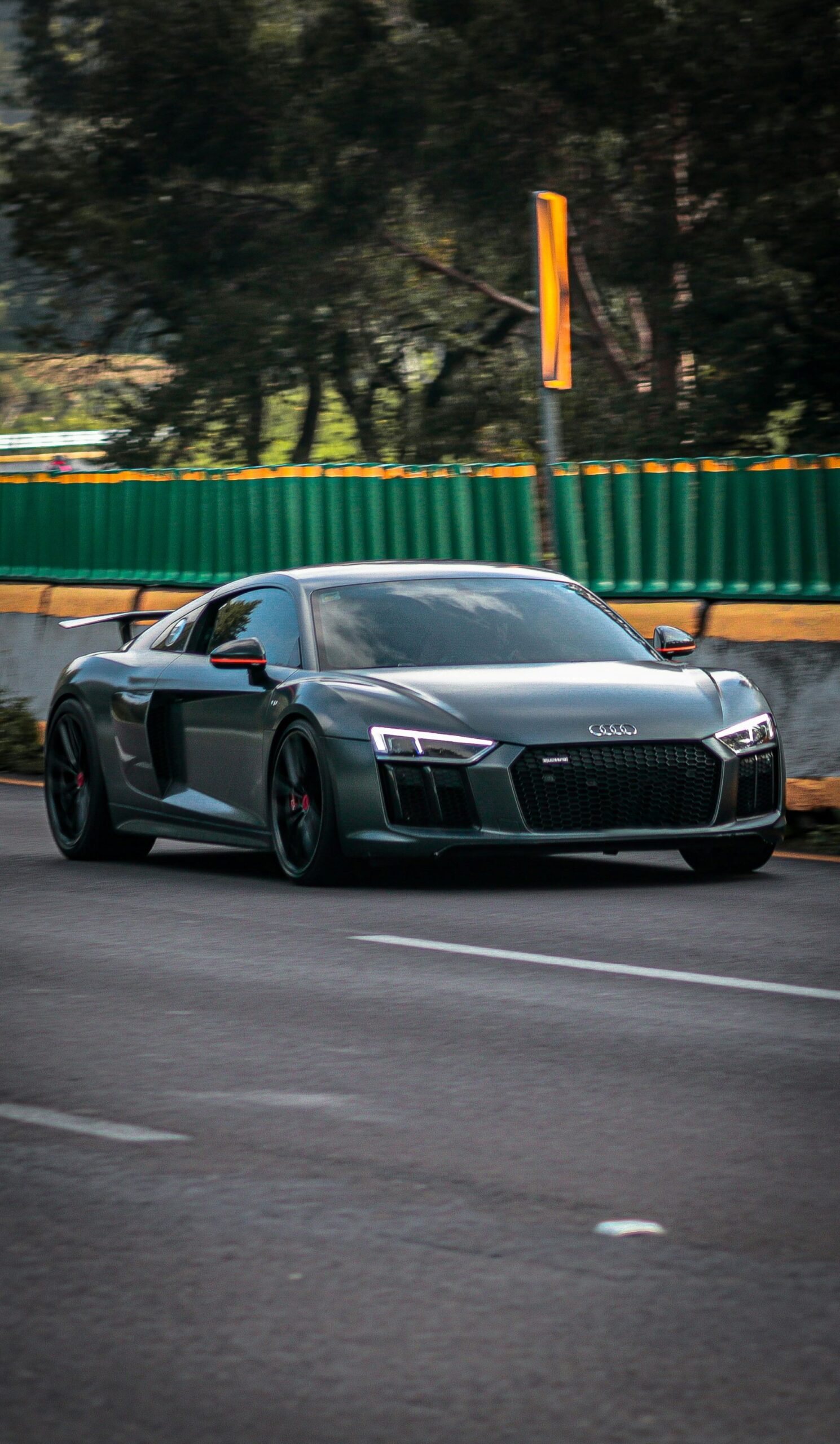 Grauer Audi R8 auf Stadtstraße