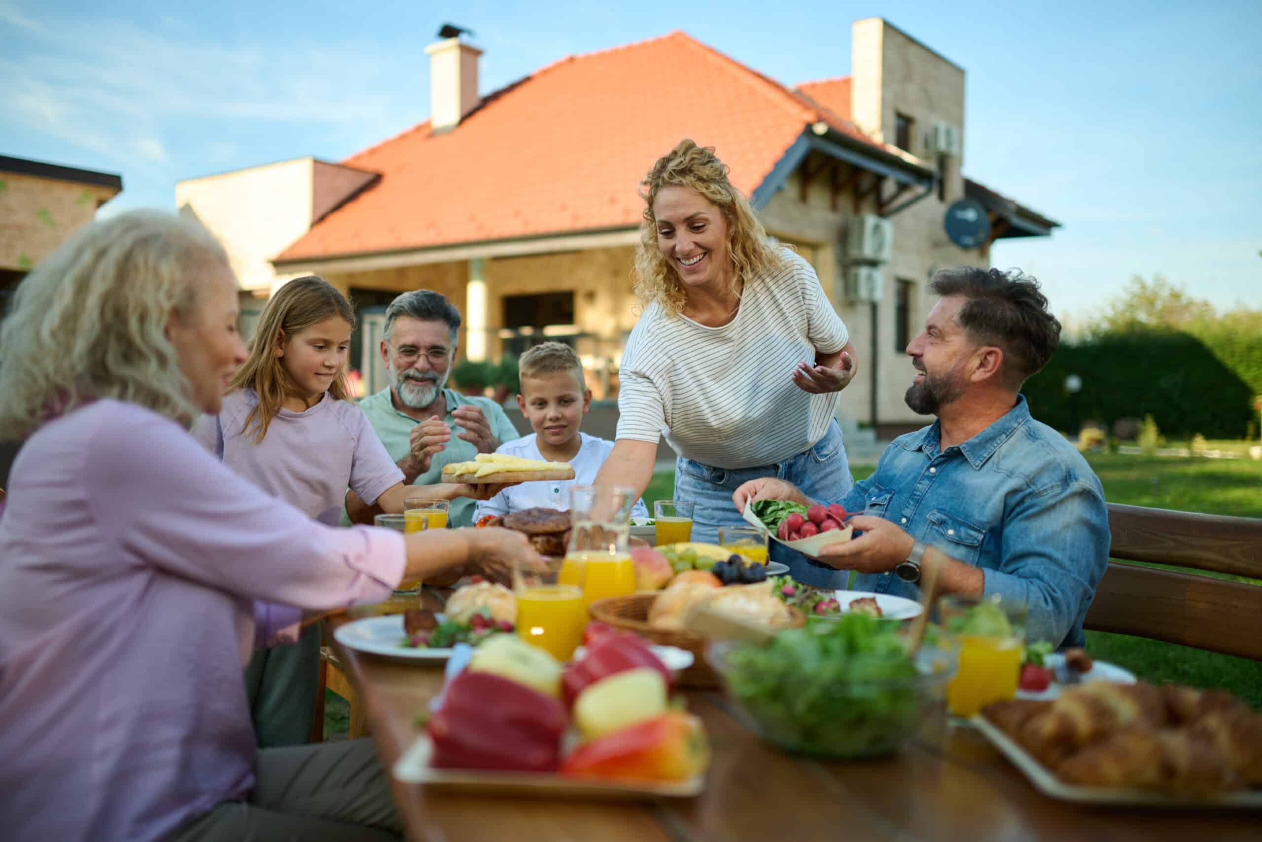 Terrassenstuehle beim Familienessen im Garten
