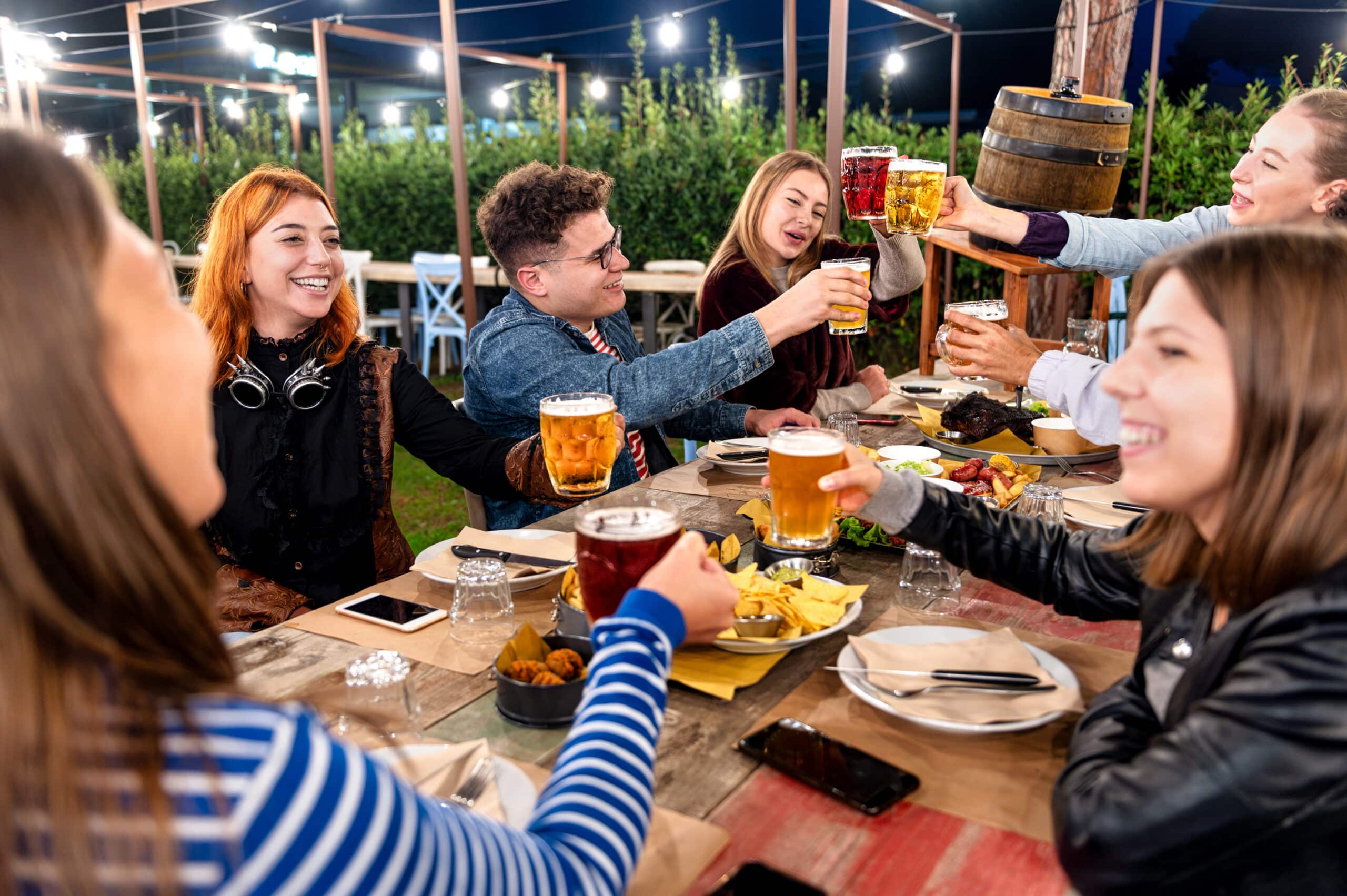 Terrassenstuehle bei geselliger Abendrunde