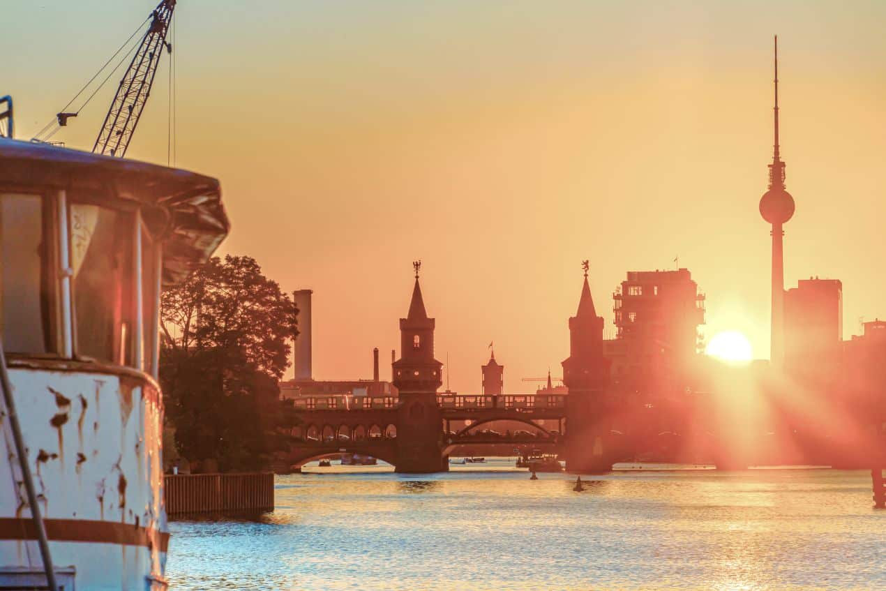 Abendstimmung mit Oberbaumbrücke und Fernsehturm in Berlin – atmosphärischer Hintergrund für diskrete Berlin Escort Erlebnisse