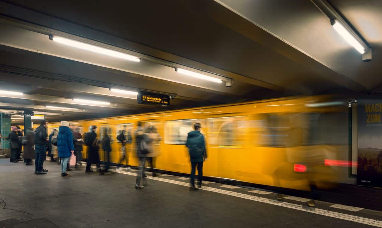 Szene am Berliner U-Bahnsteig mit einfahrender gelber Bahn – Momentaufnahme aus dem Alltag vor einer Berlin Escort Begegnung