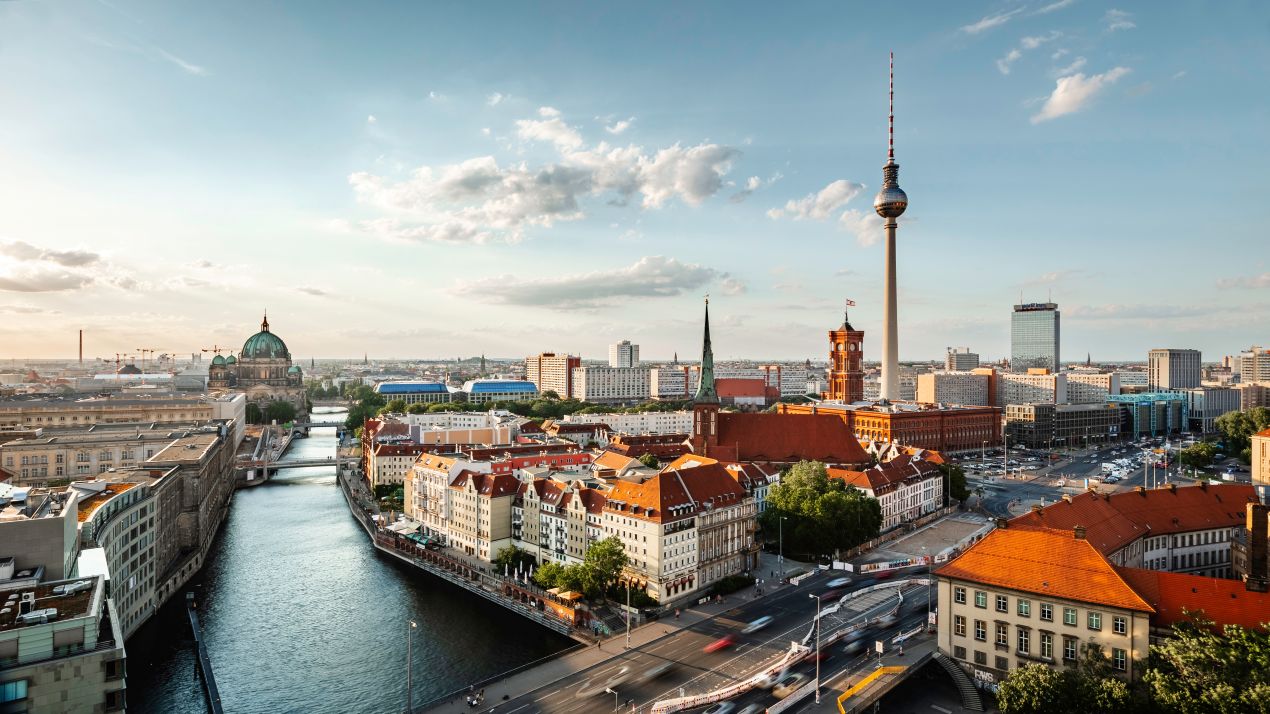 Blick auf die Spree, Berliner Dom und Fernsehturm bei Tageslicht – stilvoller Einstieg in eine Berlin Escort Erfahrung