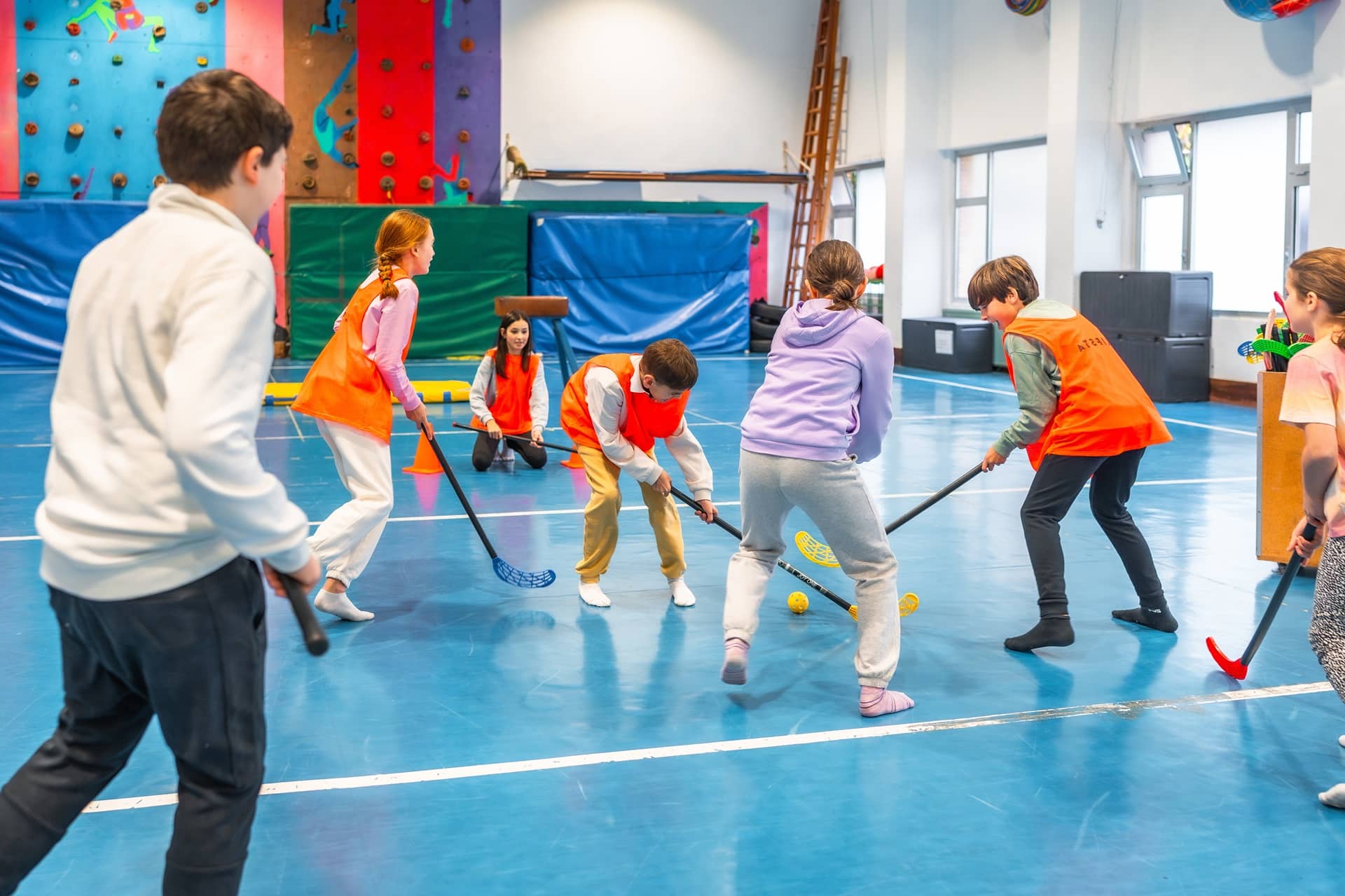 Kinder spielen Floorball beim Sportfest | Medaillen kaufen