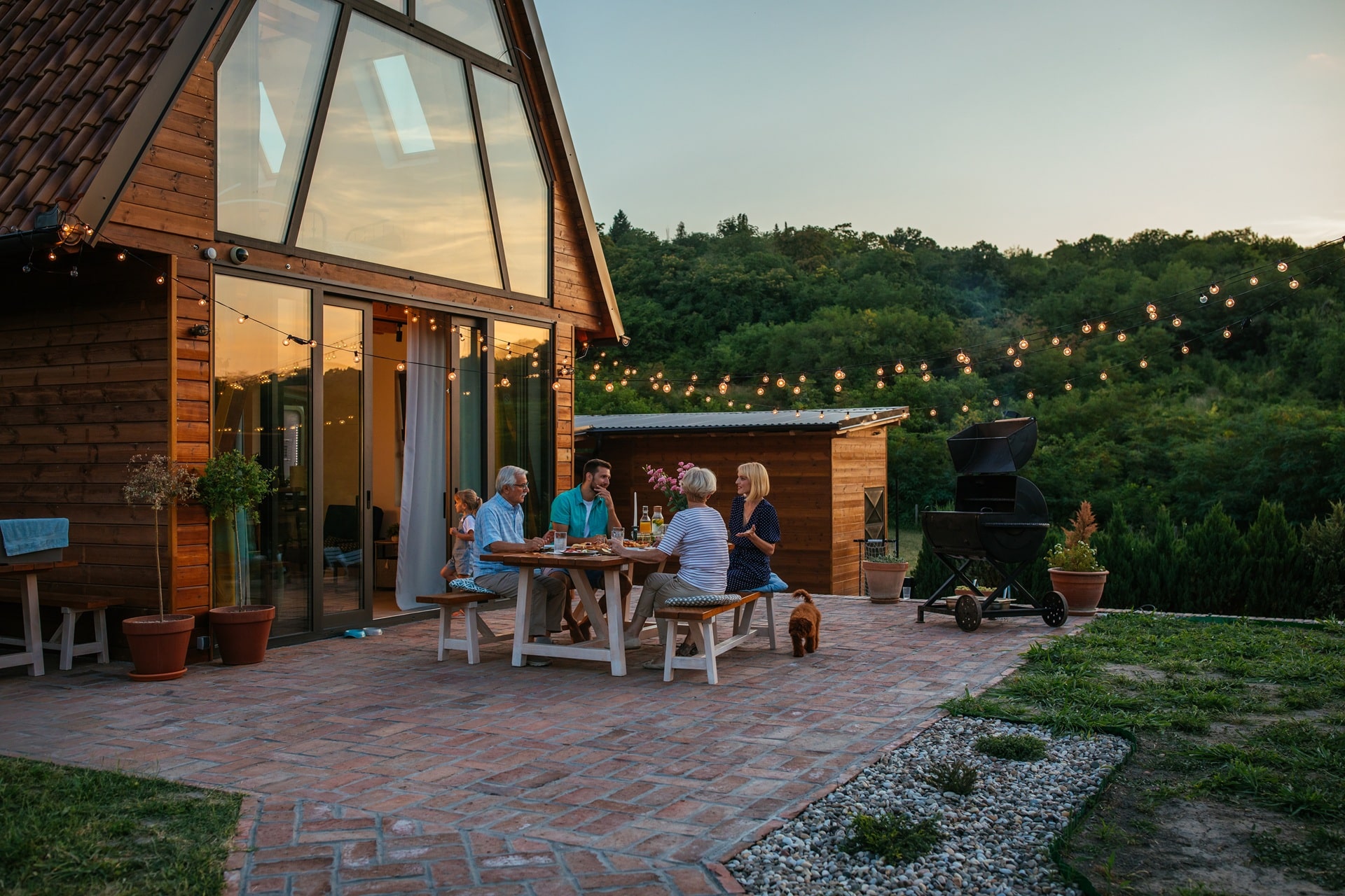 Familie auf Terrasse beim Essen | MPO
