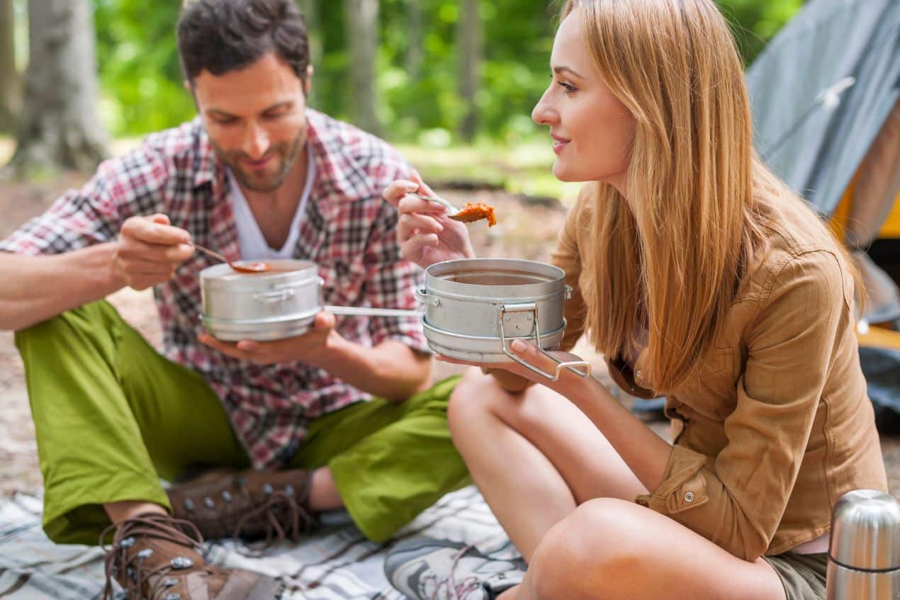 Outdoor-Mahlzeit auf dem Zeltplatz – ausgewogene Verpflegung mit Omega-3 Algenöl für Energie und Konzentration unterwegs.