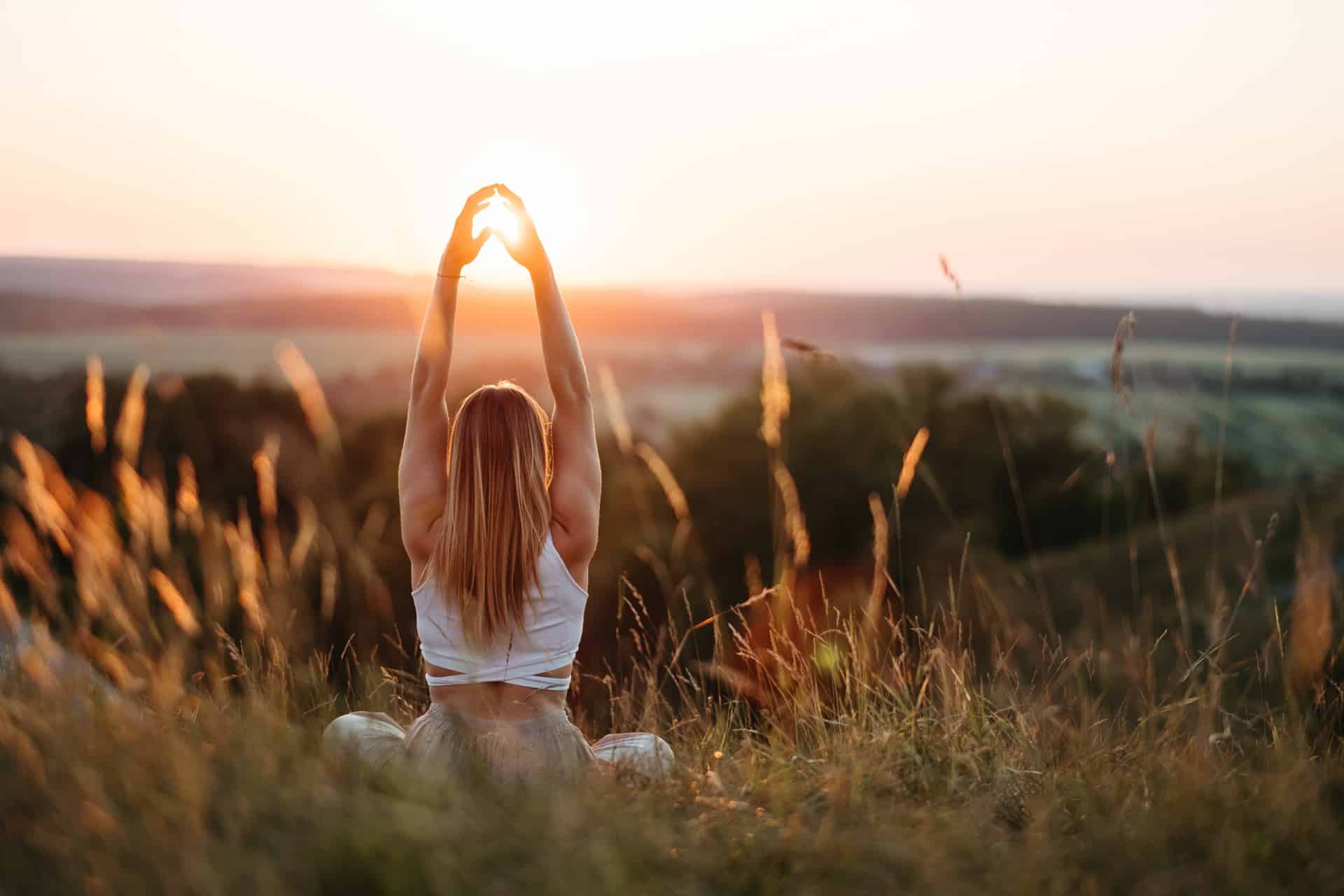 Frau macht Yoga bei Sonnenuntergang | Barfußschuhe