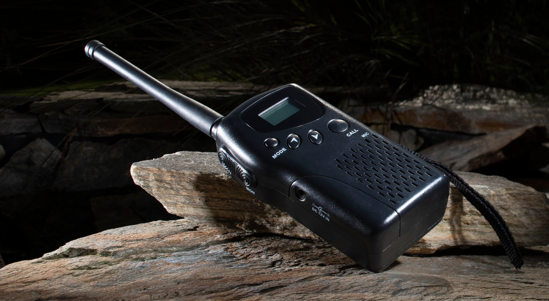 Funkgerät auf Felsen für Outdoor-Kommunikation | Pfefferspray